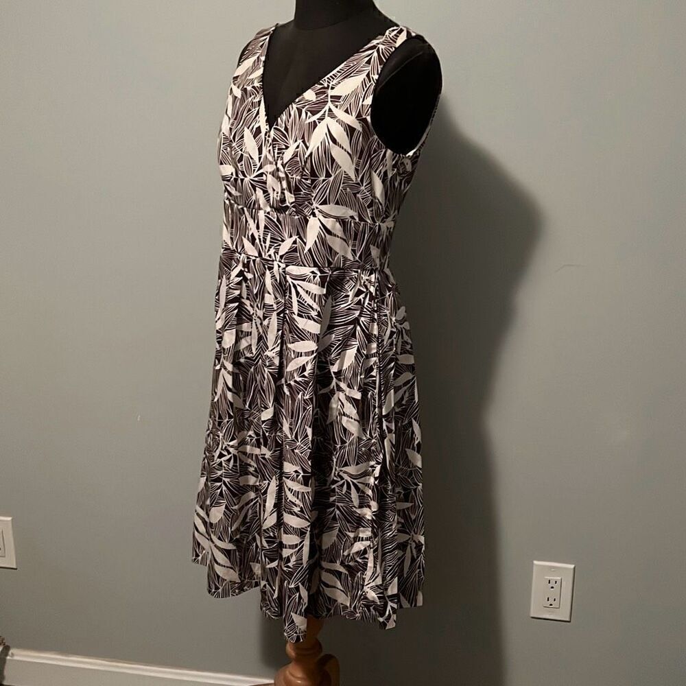 Van Heusen Women's Brown & White Tropical Sleeveless V-Neck A-Line Dress Size 10 - Picture 3 of 9